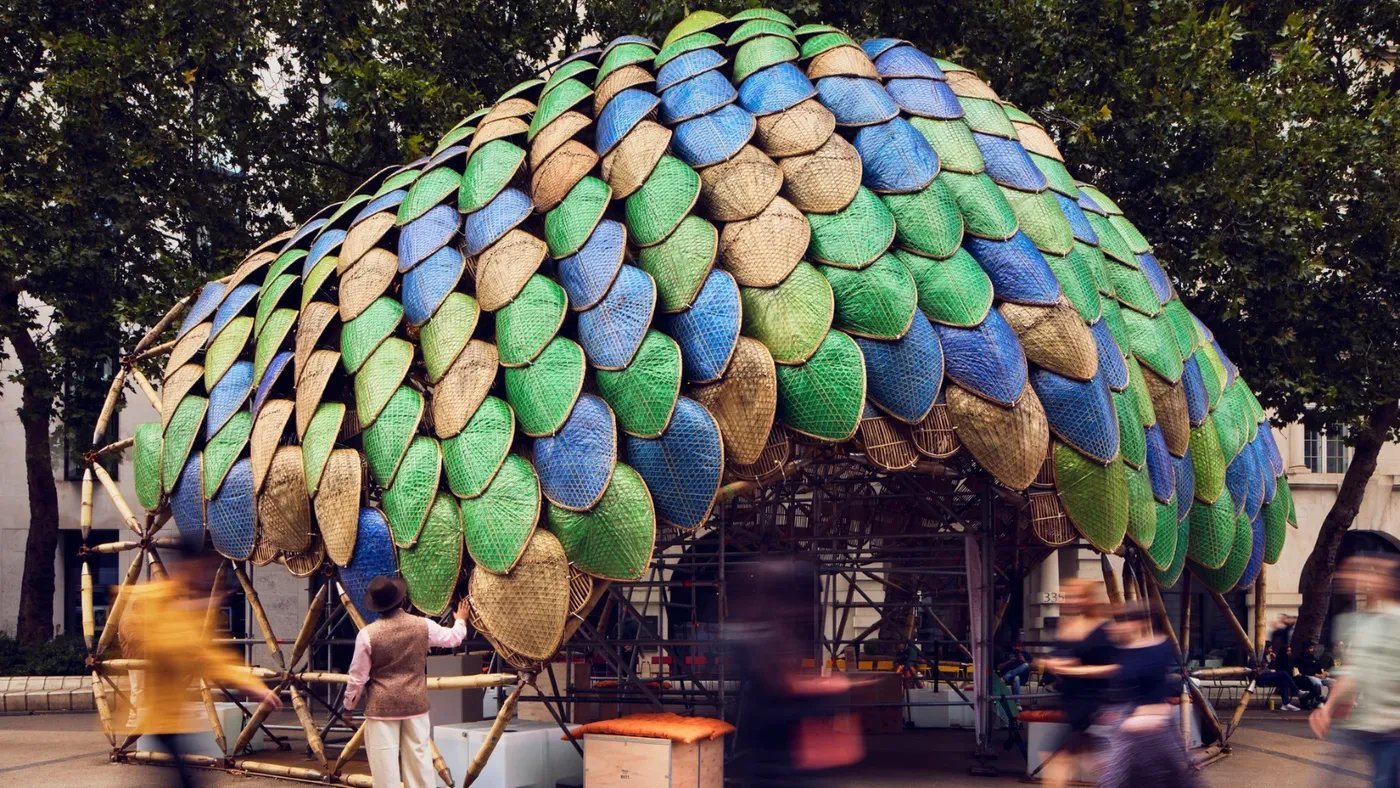 Pabellón The Pangolin Shield en el Strand de Londres, una cubierta curva de bambú revestida con escudos tejidos